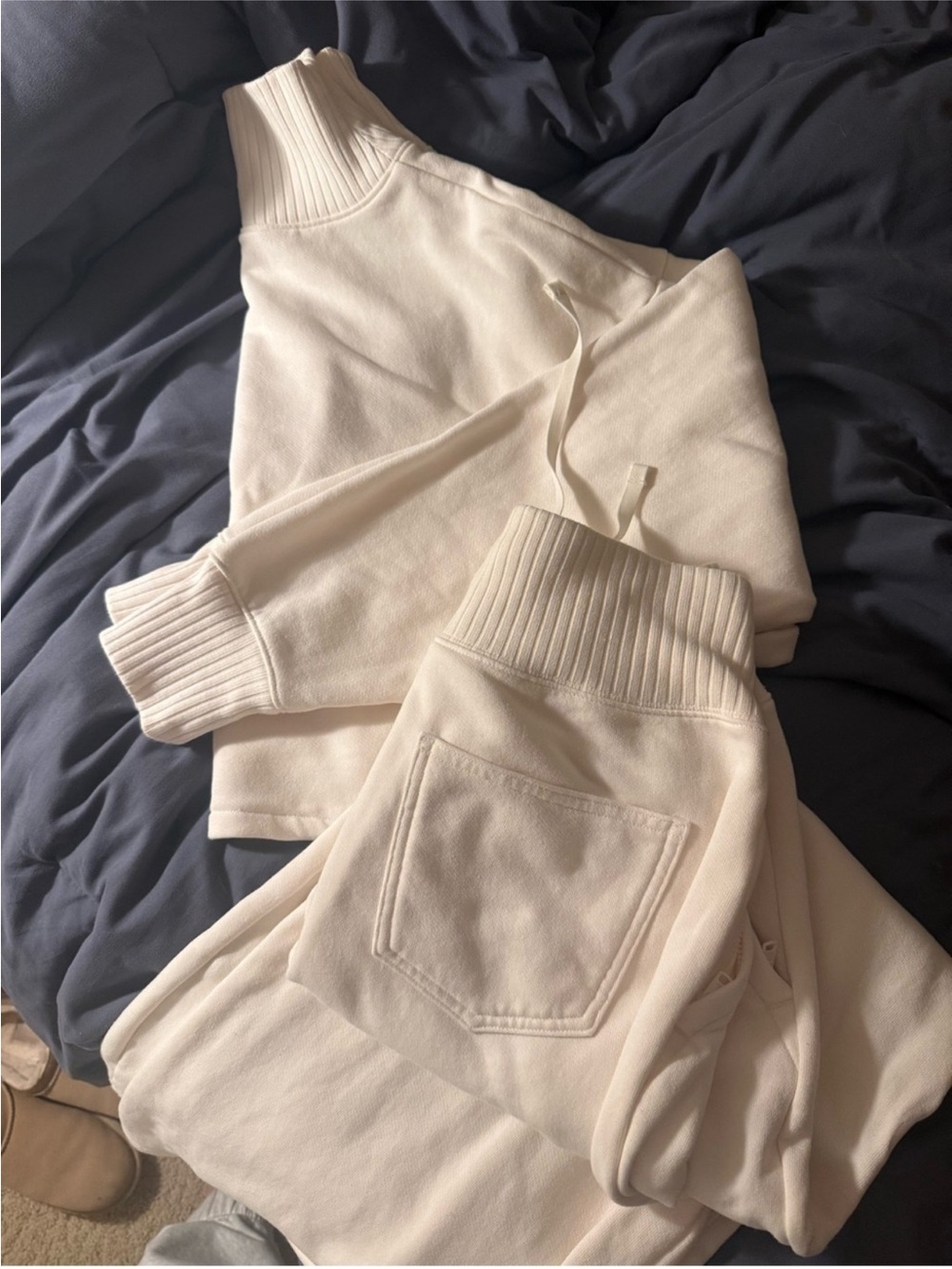 ALO Serenity Ivory Sweatpants - Picture 7 of 8
